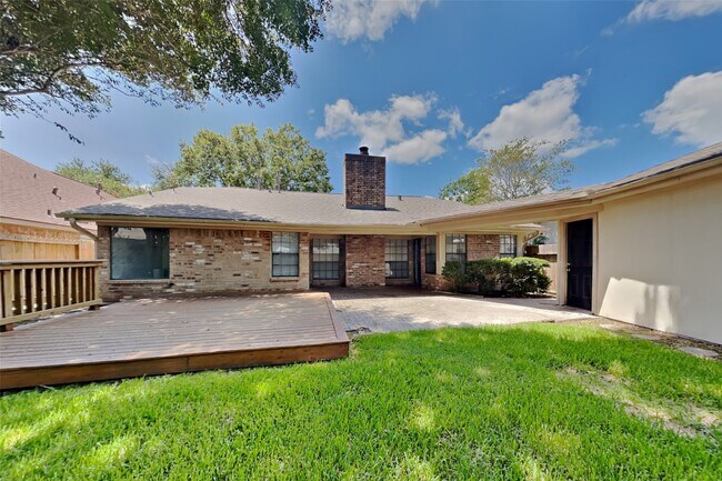 Building Photo - 2811 Pineleaf Dr
