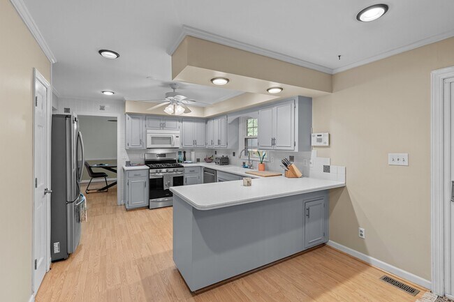Building Photo - 327 Plantation Dr