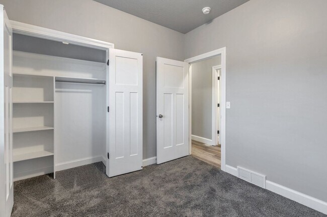 Building Photo - Spacious 4 Bed, 2 Bath Pet-Friendly Home with Central Air & 2-Car Garage! Available on July 6th!