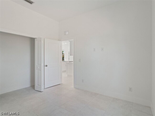 Building Photo - 506 Trinity St E