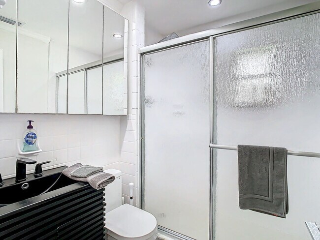 Building Photo - 5700 Saddlebrook Way