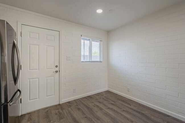 Building Photo - Renovated open floorplan