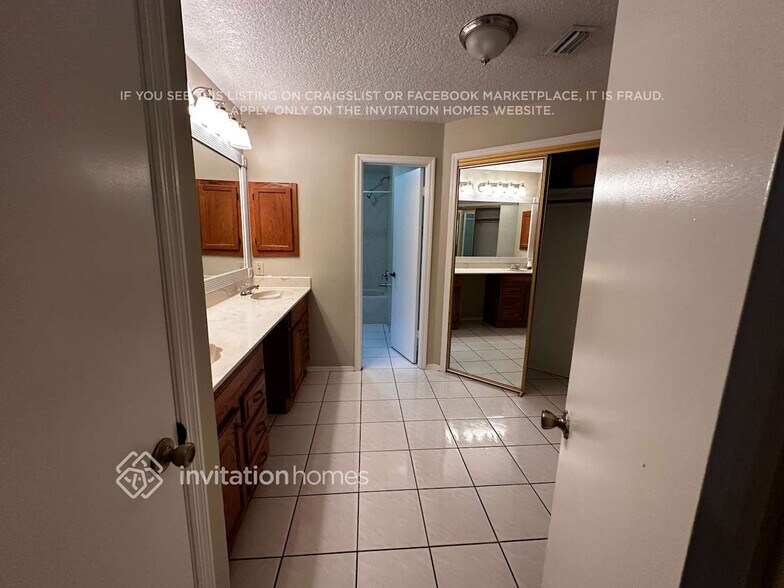 Building Photo - 3871 Biscayne Dr