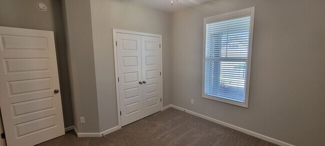 Building Photo - BEAUTIFUL HOME in the Desirable Hedgefield subdivision in Prattville.