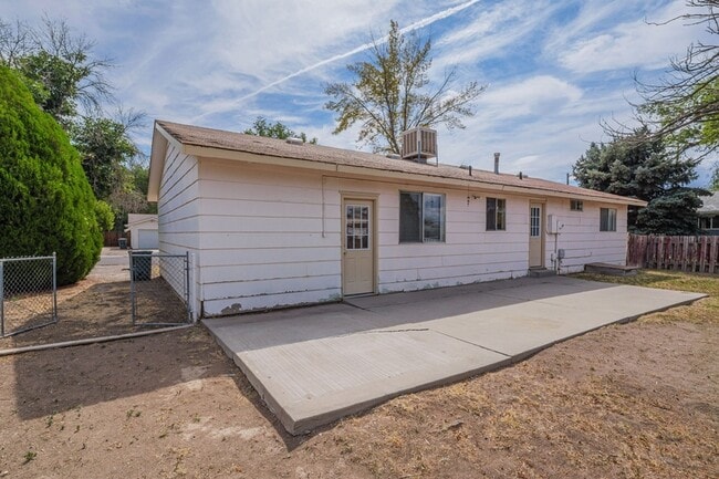 Building Photo - 553 Princess St