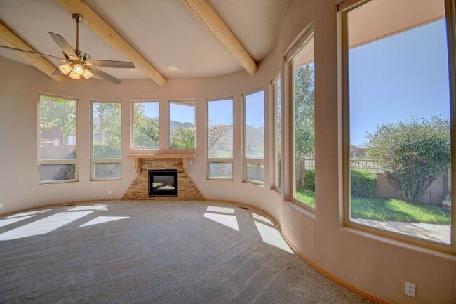 Building Photo - High Desert Custom Beauty 3 Bedroom 2 bath...