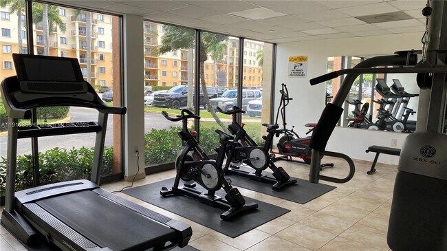 Building Photo - 9350 Fontainebleau Blvd