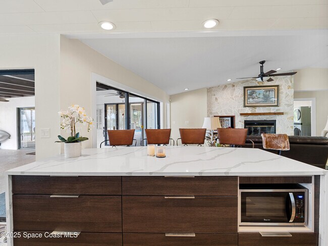 Building Photo - 165 Crispin St