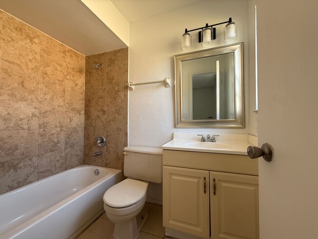 Building Photo - 7424 Golden Glenn Ct