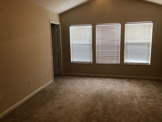 Building Photo - SUPER 3 BDRM TOWNHOUSE IN REGENCY OAKS!