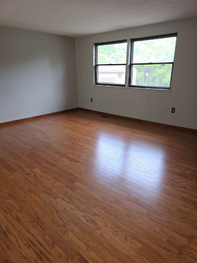 Building Photo - Beautiful Three Bedroom Townhome in Hunting Ridge Community