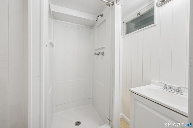 Building Photo - 32 Hollow Wood Ln