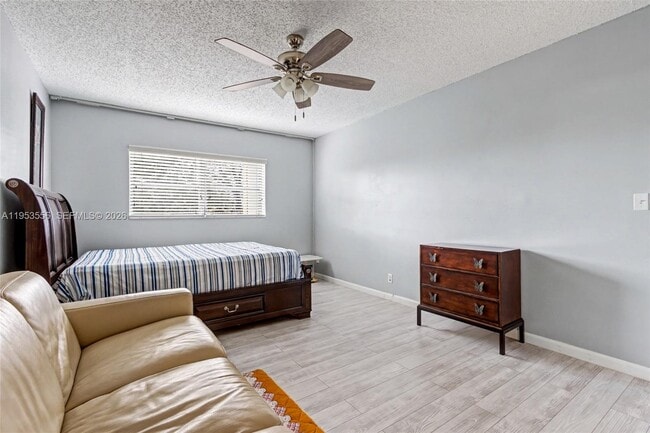 Building Photo - 1040 Country Club Dr