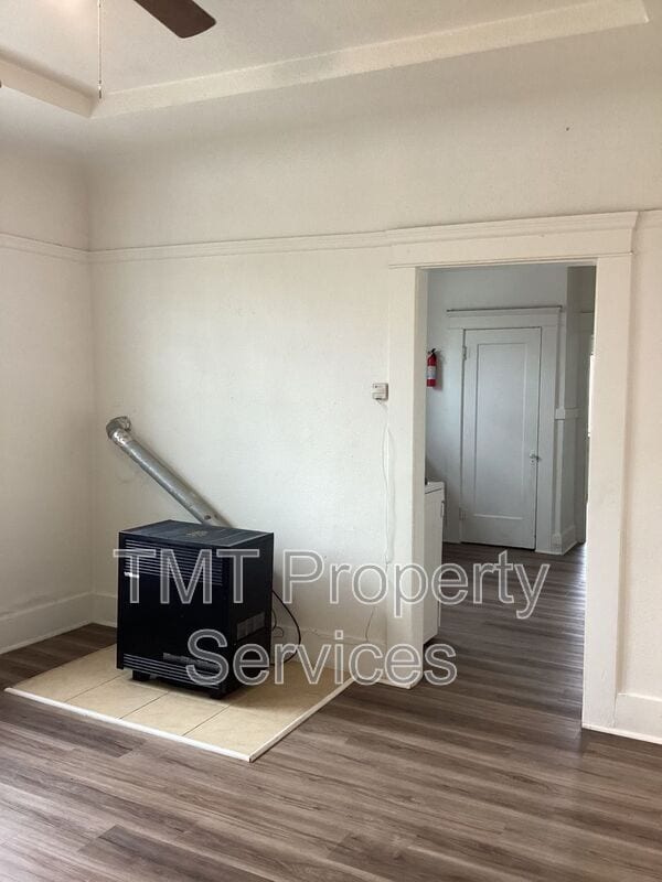 Building Photo - 204 W Oak St