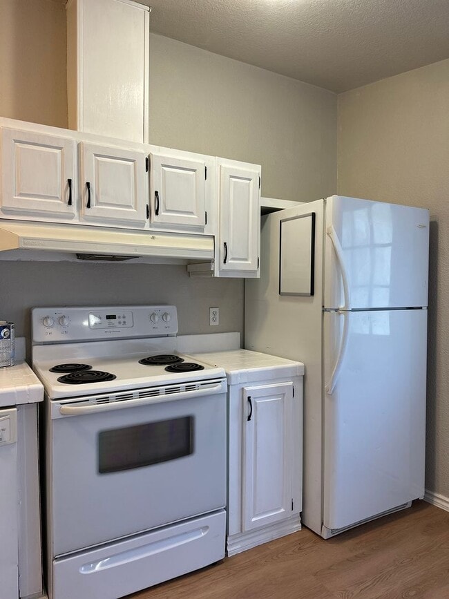 Building Photo - Adorable home in La Pine area, 1.5 acres fully fenced!!