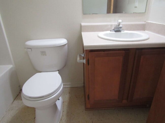 Building Photo - Southwest Pensacola 3BR/2BA Patio Home Ava...