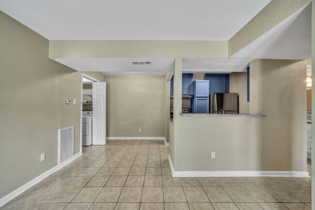 Building Photo - 770 Memorial Mews St