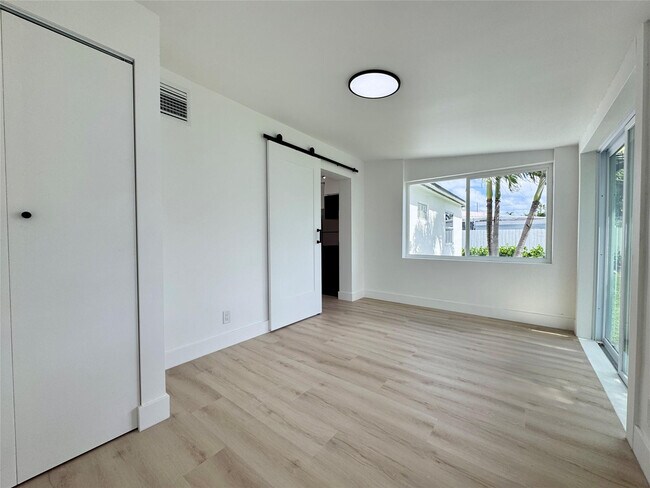 Building Photo - 1008 Mango Isle