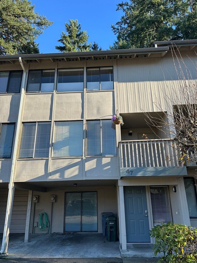 Building Photo - Gated Lakefront Rental Opportunity