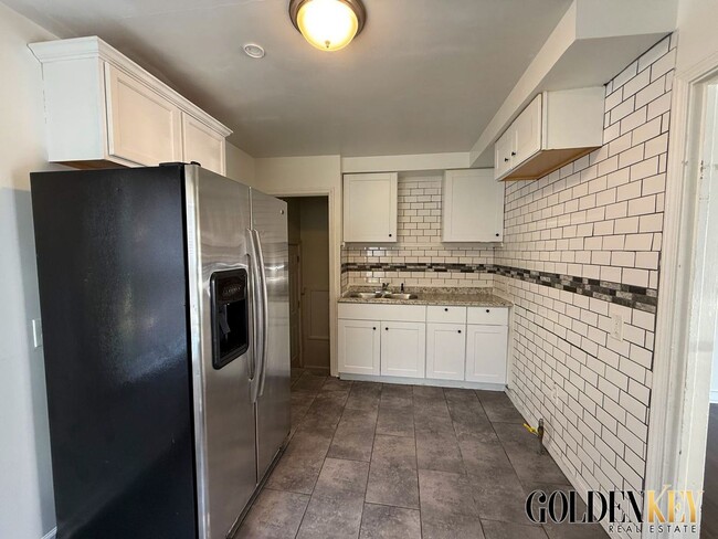 Building Photo - Eastside Remodeled 3 bedroom home near 8 M...