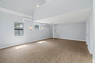 Building Photo - 204 E Houston St