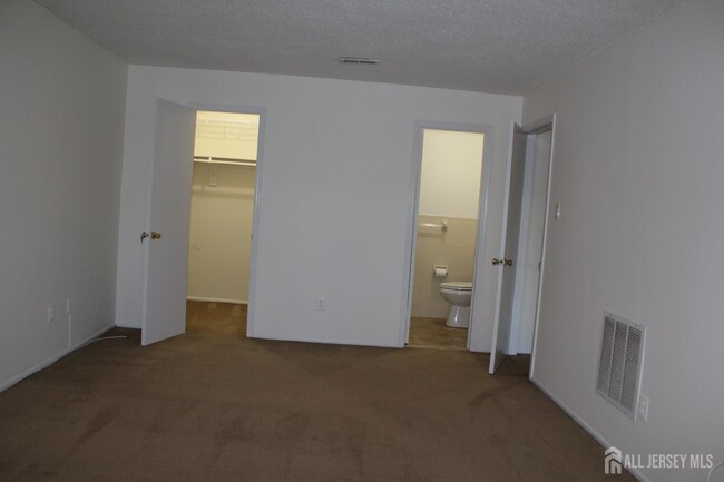 Building Photo - 820 Edison Glen Terrace