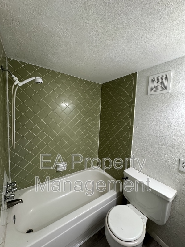 Building Photo - 1212 Chelwood Park Blvd NE