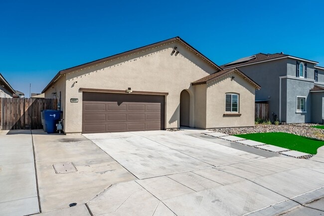 Building Photo - Modern, solar-ready, 3 bed / 2 bath House ...