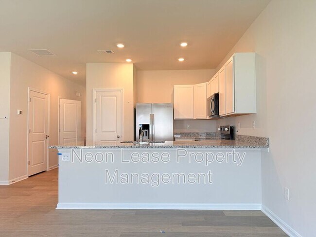 Building Photo - 529 Colette St