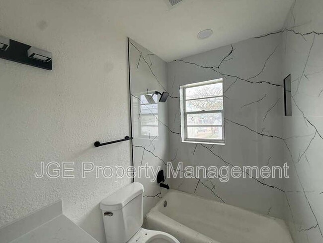 Building Photo - 3128 SW 12th Pl