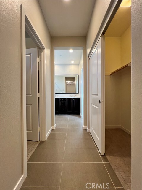 Building Photo - 10 Clover