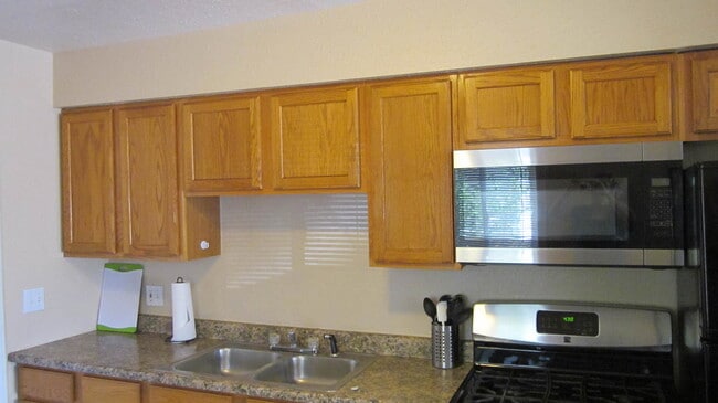 Building Photo - Lovely Fully Furnished 2 bed, 1 bath home