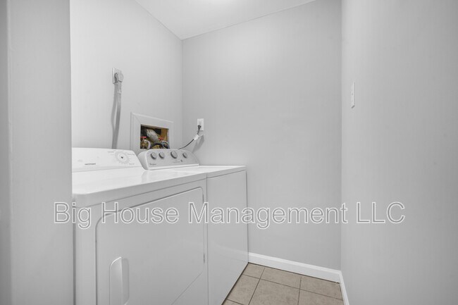 Building Photo - 7003 Rock Creek Dr