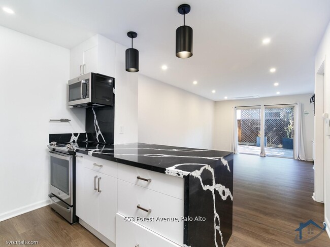 Building Photo - 653 Forest Ave