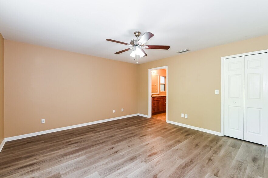 Building Photo - 737 Almelia St E