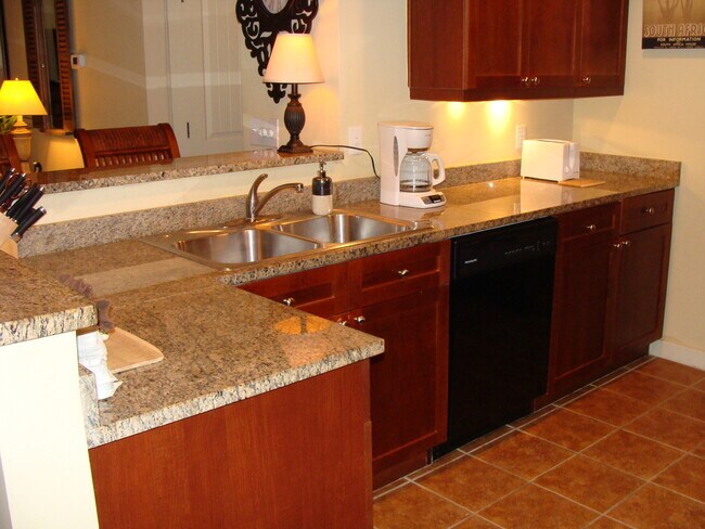 Building Photo - 3 bedroom 2 bath furnished condo