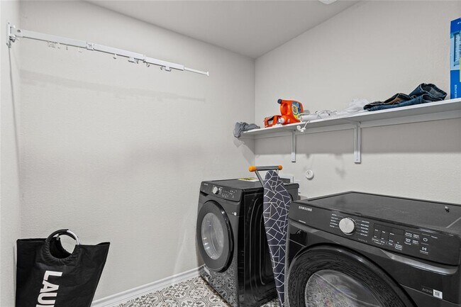 Building Photo - 7325 Loggia Pl