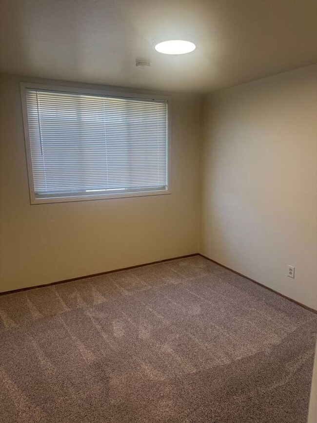 Building Photo - Charming 3 bedroom 2 bath home