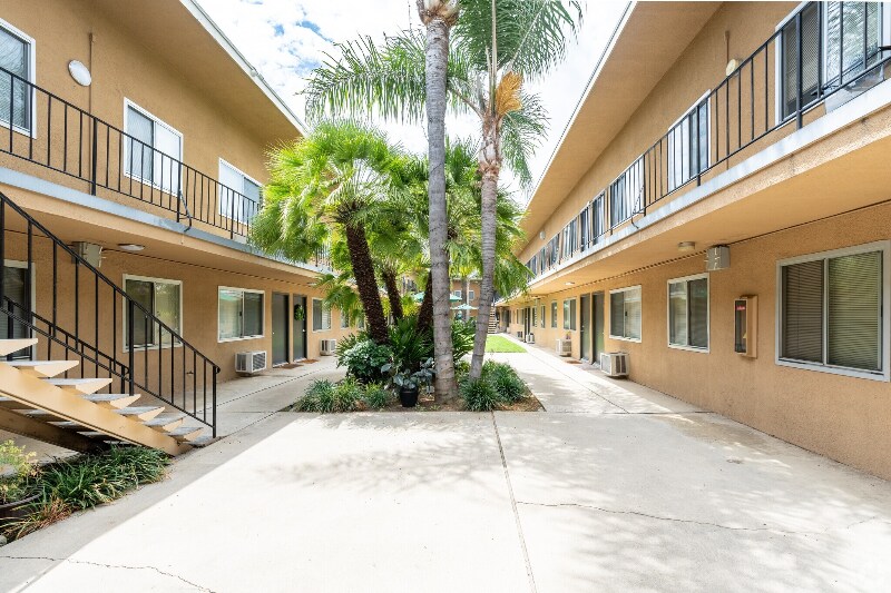 Building Photo - 1133 E Alosta Ave