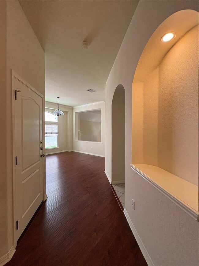 Building Photo - 207 Kettleman Ln N