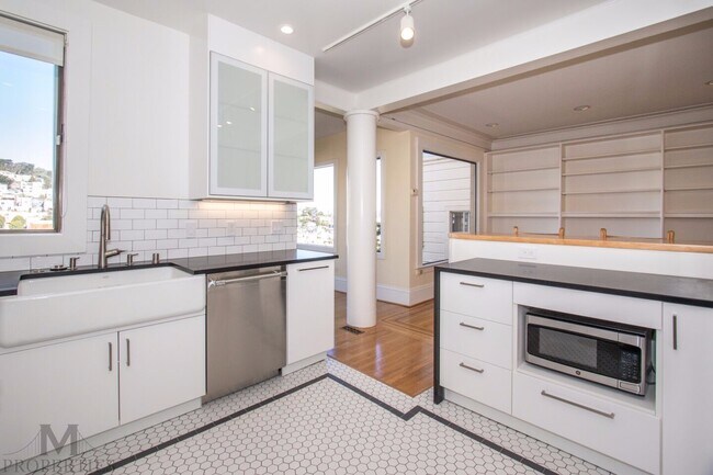 Building Photo - Eureka Valley/Castro 4 Bed + Bonus Room, 3 Bath, 2 Car Garage, City & Valley Views