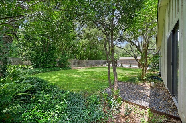Building Photo - 1300 Pasaguarda Dr