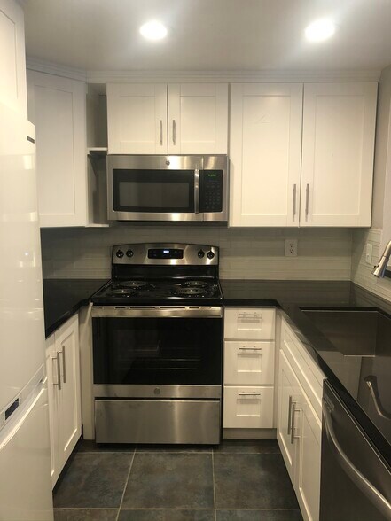 Building Photo - 3078 Broadway