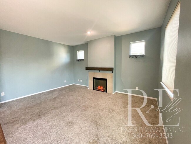 Building Photo - Spacious 3 bedroom