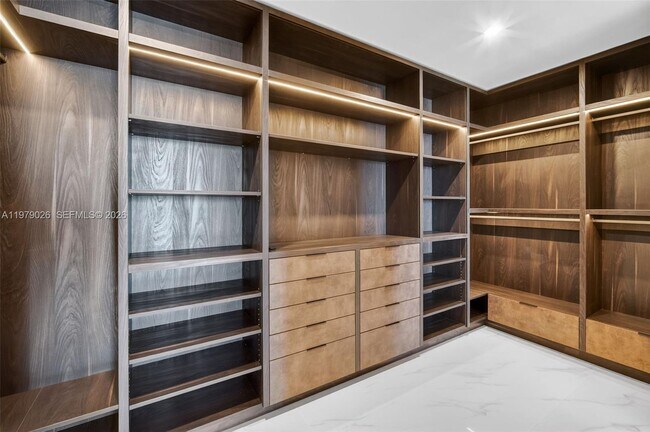 Building Photo - 700 NE 24th St