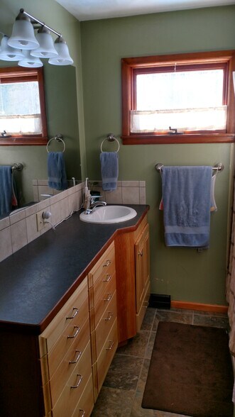 bath - 419 E King Rd
