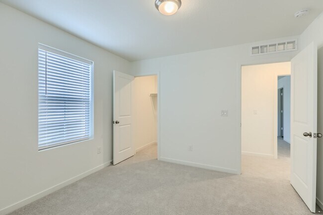 Building Photo - 637 Thistle Pl