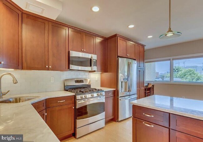 Building Photo - 4720 Chevy Chase Dr