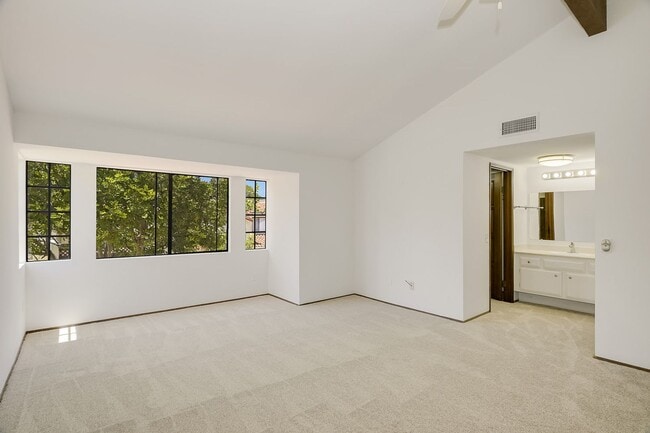 Building Photo - Beautiful 3 bedroom 2.5 bath townhouse across the street from Lake Murray