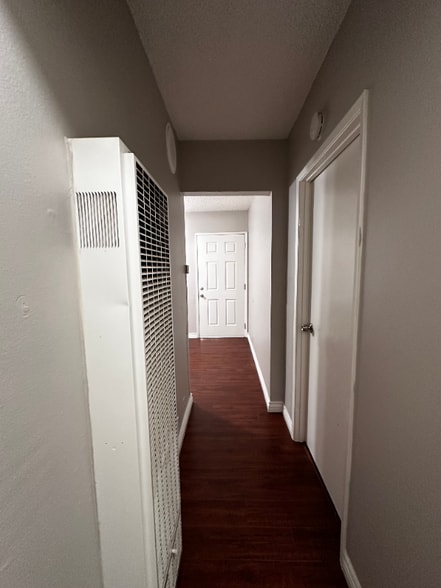 Building Photo - 409 N Los Robles Ave